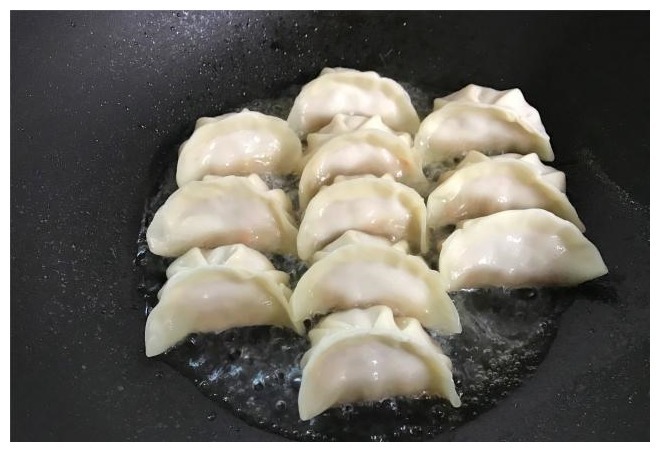孩子最馋饺子这做法,焦香松脆,鲜嫩多汁,一口一个好过瘾
