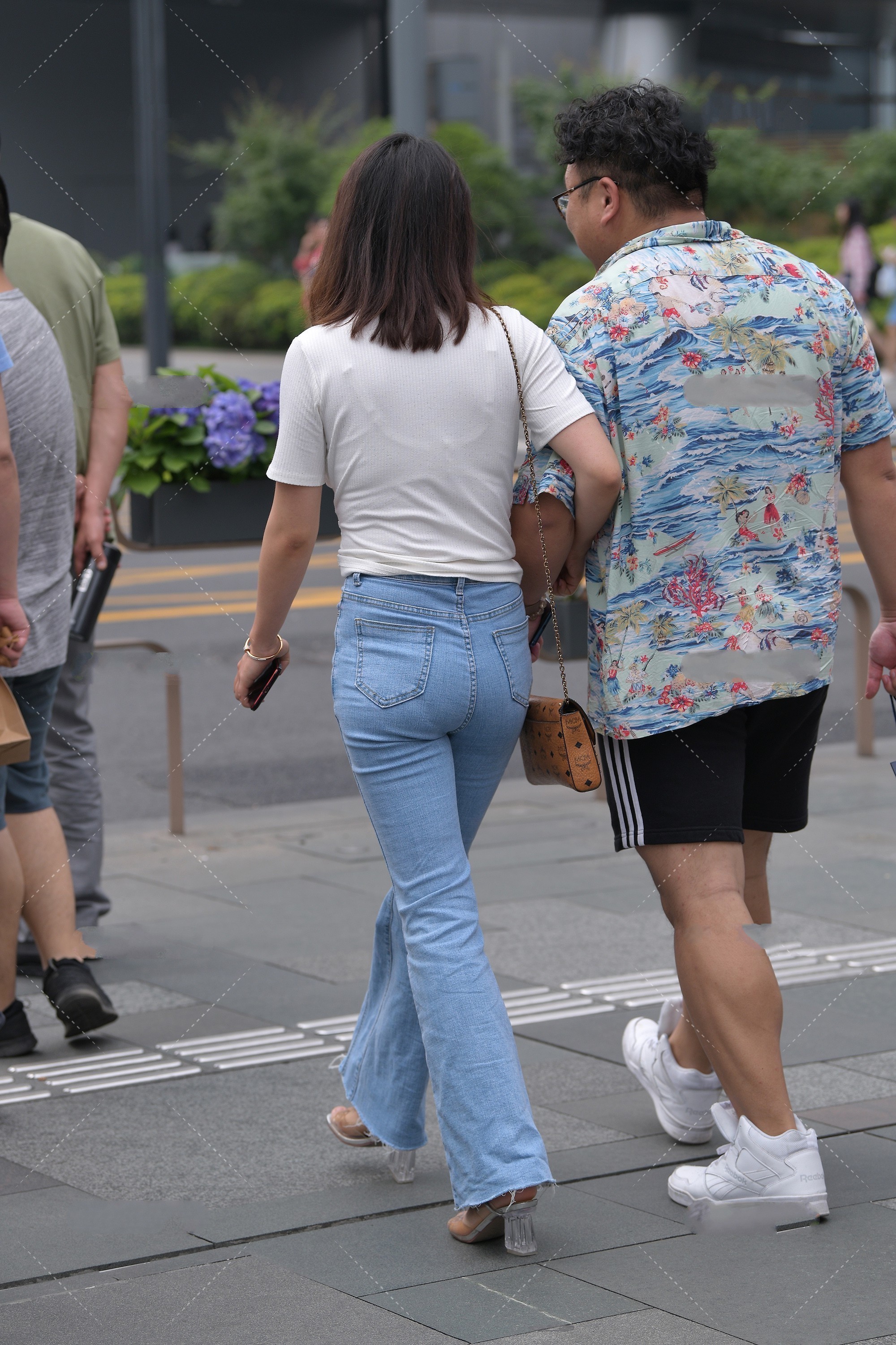 高跟鞋|白色短袖搭配蓝色直筒裤, 浅色搭配显得整个人很年轻