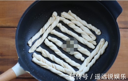 好吃|花卷新做法,简单一做就特好吃,底酥脆上暄软,比蒸着吃香多了