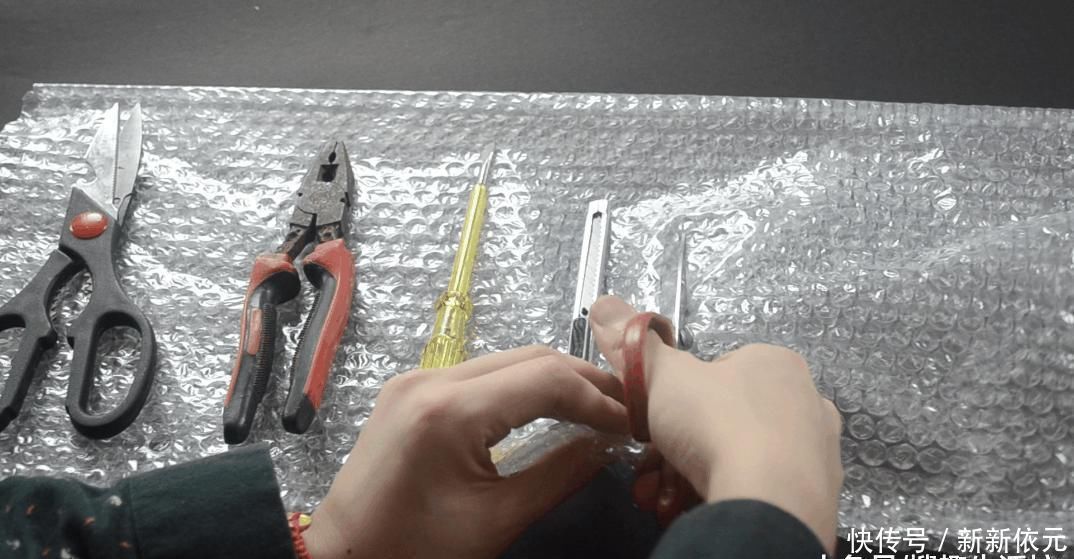 快递箱里的气泡垫别扔了, 没想到它作用这么大, 家家户户用的到