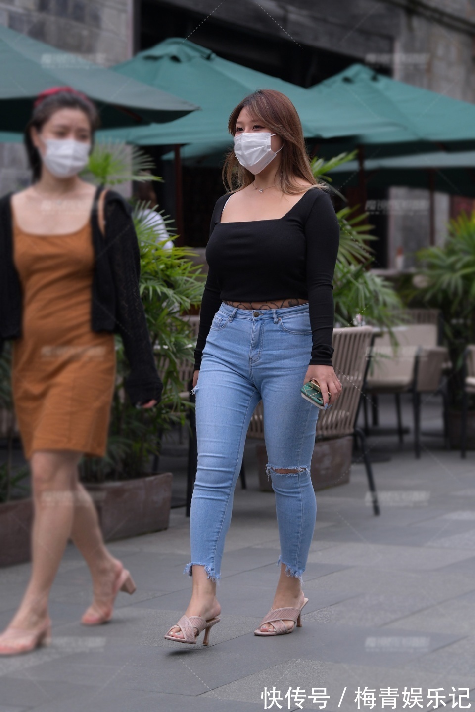 用力过猛 微胖型身材,利用黑色穿出显瘦的美,配上牛仔裤简约修身