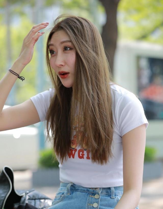 t恤|日常休闲风穿搭,气质女生偏爱修身短款T恤,穿出自己想要的美!