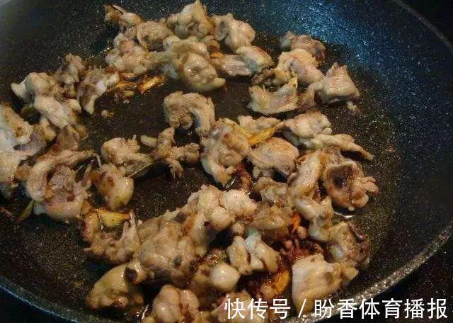 家中的花总是“烂根”养不活？往盆中扔2样东西，花苞挂满枝头！