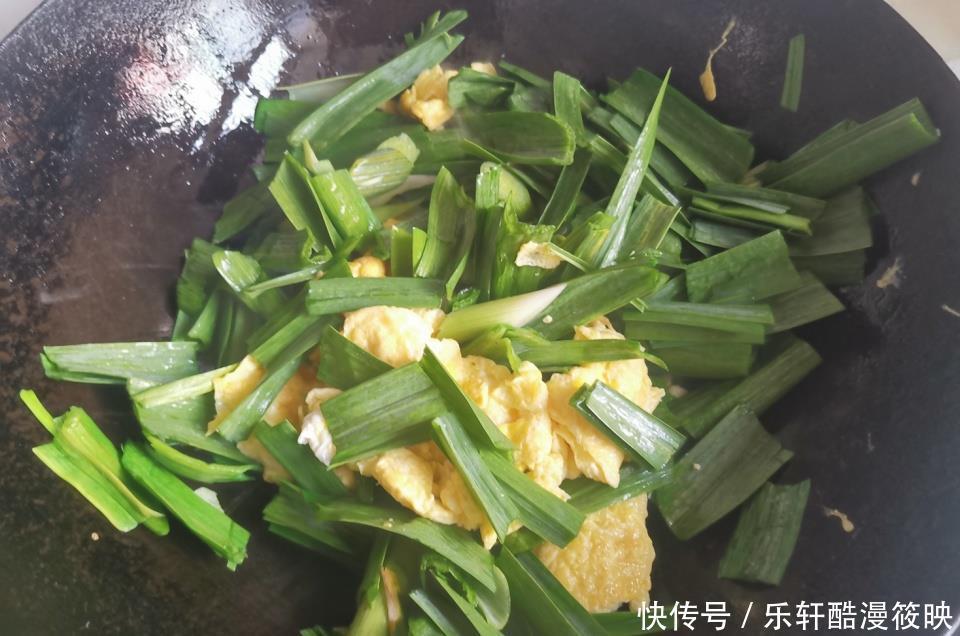 春天这菜再不吃就老了,简单一炒味道超好,孩子都能多吃一碗饭