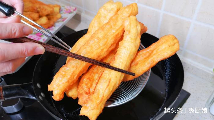 炸油条时,有人加鸡蛋,有人加泡打粉,其实都不对,教你正确做法