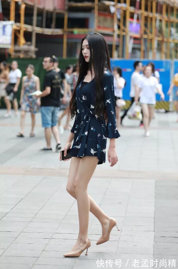 高跟鞋 小姐姐挽起裤脚搭配一双高跟鞋,可以让她非常的吸睛