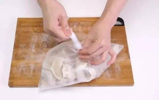 饺子包好别直接放冰箱，容易坏还粘皮，学会”这个“小技巧，咋放都不怕！