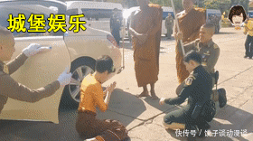 起身|35岁诗妮娜模仿清宫娘娘,起身还要搭侍女的手,太把自己当回事了