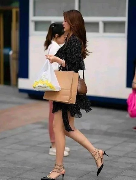 街拍:身材苗条的小姐姐,黑色背心配牛仔裤,时尚气质十足