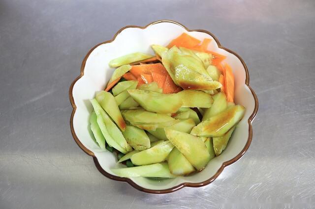 夏天哪儿能少了5分钟凉拌菜,开胃柔韧多汁,年年吃年年爱