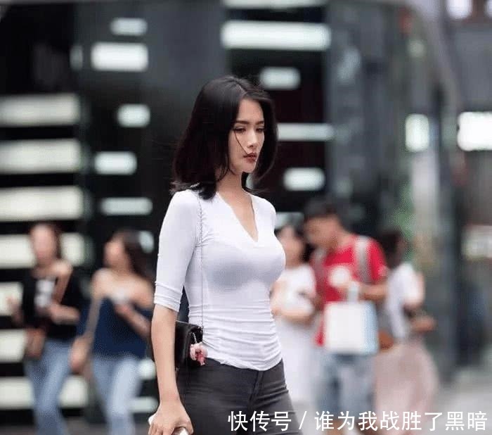 街拍:有时候身材比颜值更重要,这位美女做了最好的诠释!