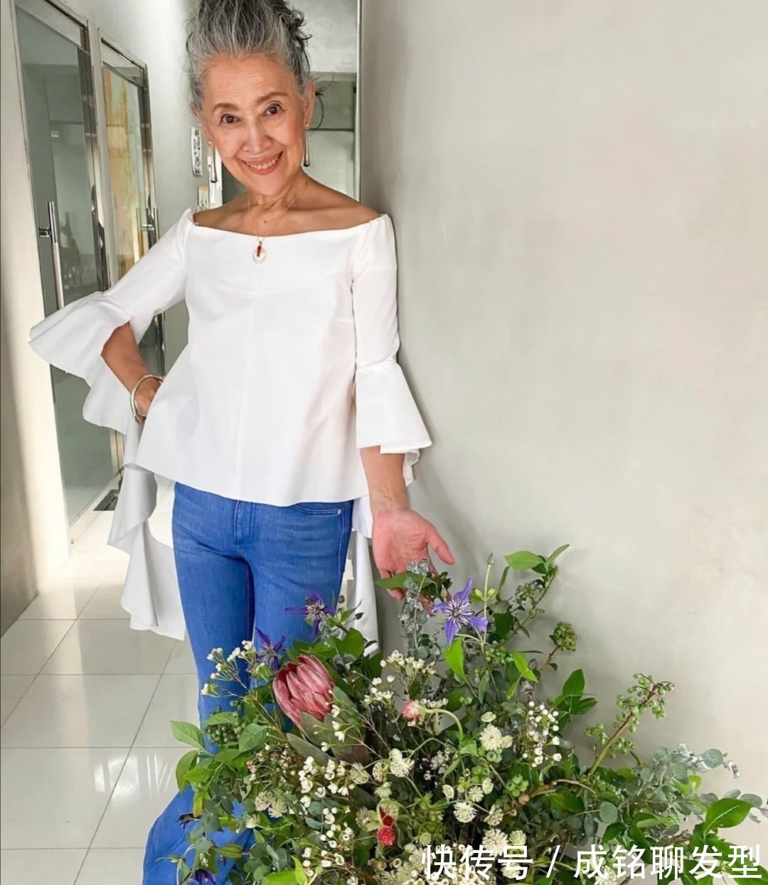 白色衬衫|年过七十的“网红奶奶”,靠穿搭圈粉无数,比年轻人还有潮范儿