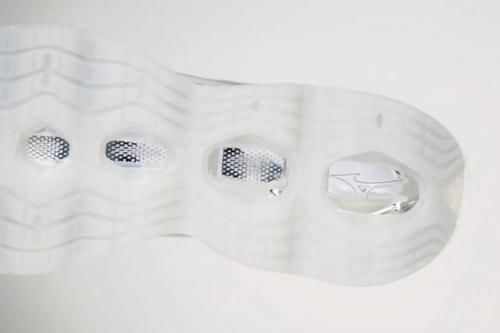 美津浓与空山基的联名，究竟好在哪？