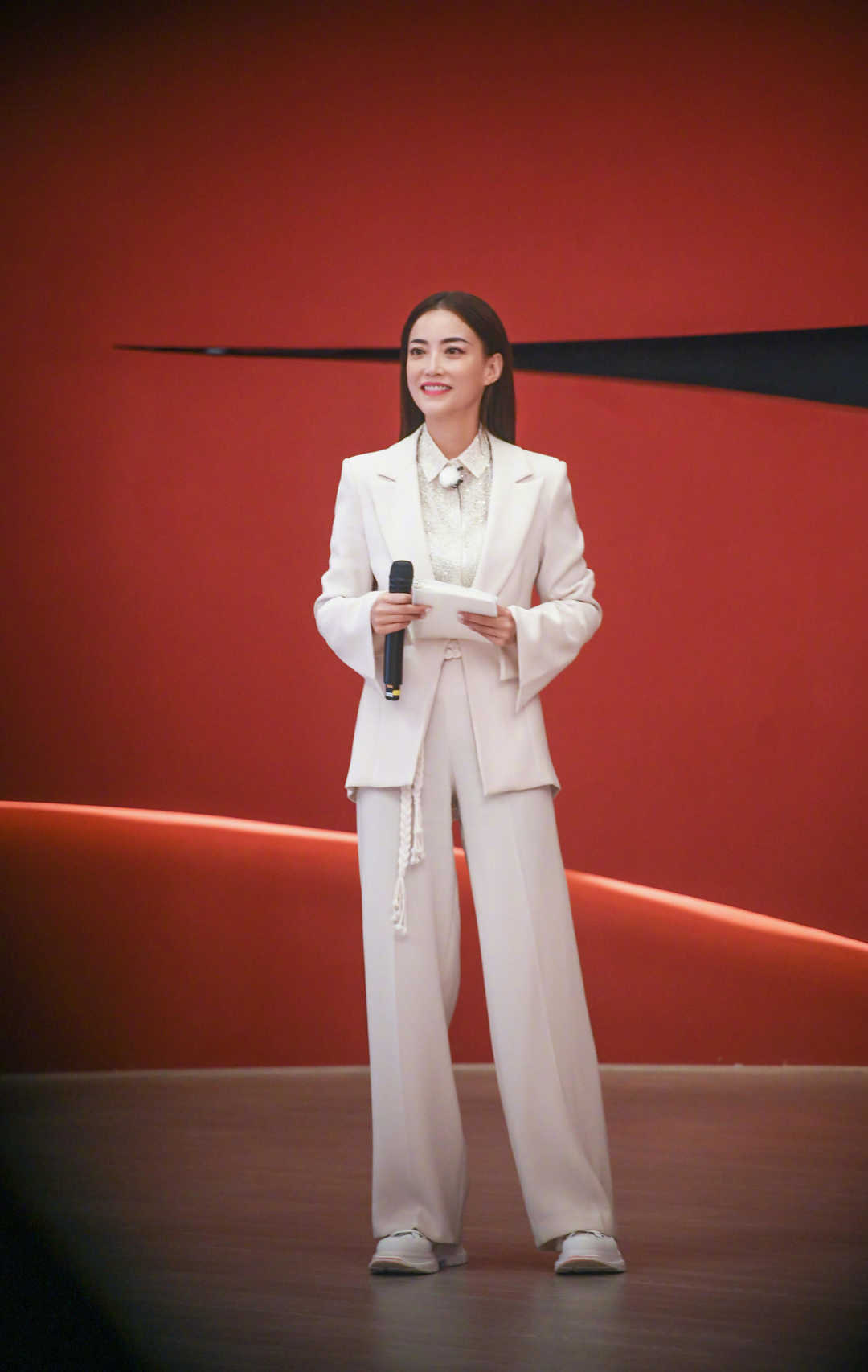 学着霍汶希去搭配,演绎出了强大气场,风衣搭配直筒裤超洋气