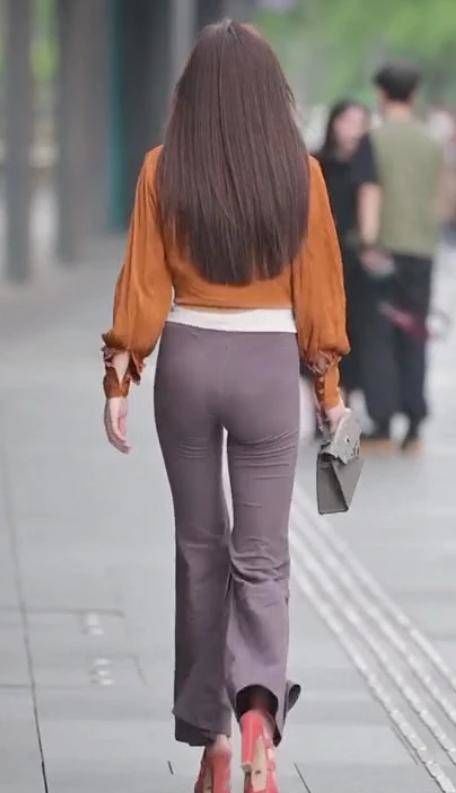 小姐姐 美女来袭,连体裤搭配薄纱外套,轻松秀出完美好身材