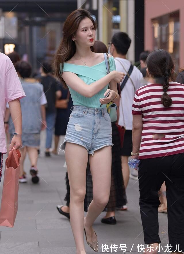 一字肩 浅绿色一字肩与浅蓝牛仔短裤搭配,造型清新干净,不失时尚气息