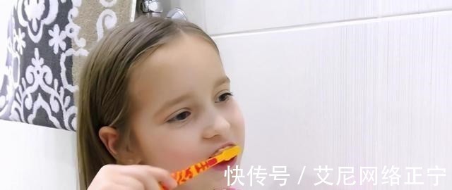 刷牙|17岁儿子长尖牙,亲妈吐槽像“吸血鬼”,网友:也可能是个狼人