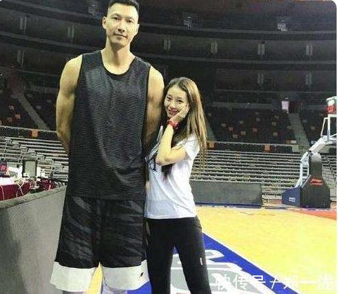 奥尼尔|NBA球星跟女粉丝合影都啥样?杜兰特显羞涩 詹皇有风度