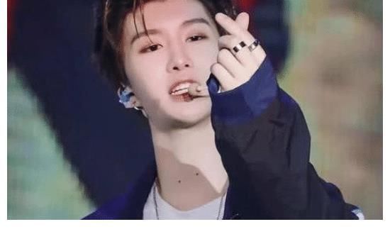 蓝发|有种“帅气”叫范丞丞染蓝发,高级精致感十足,像漫画里走出来的少年