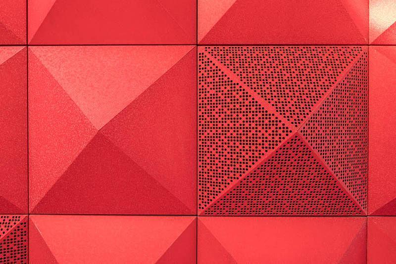 挑战|摇滚博物馆挑战地心引力、布满金色饰钉的建筑设计