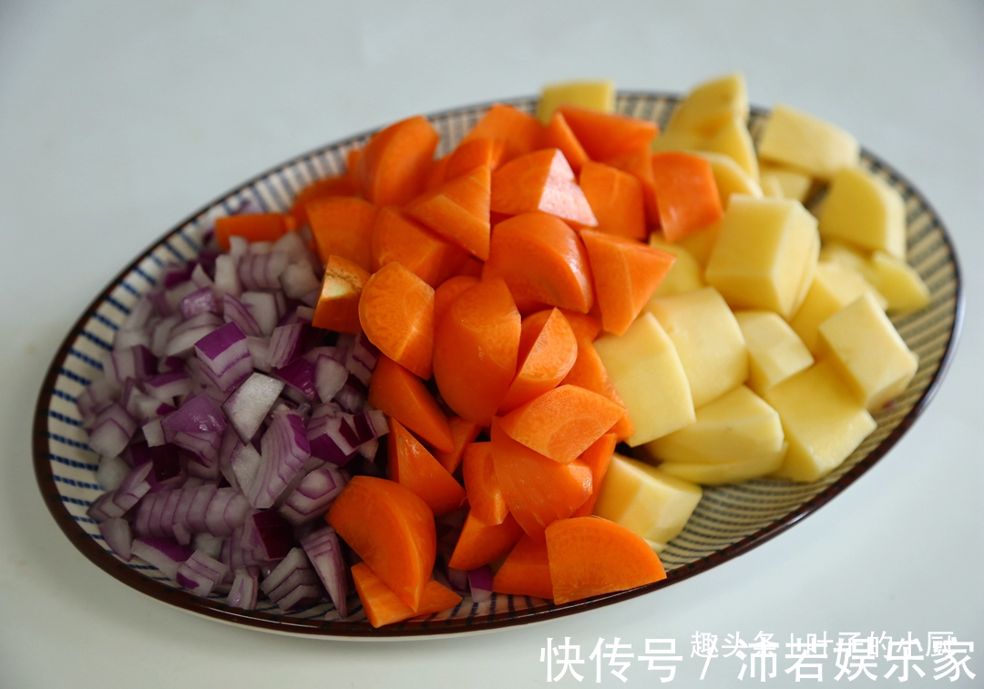 土豆炖牛肉|土豆炖牛肉,30年大厨支招只要加上此物,七大姑八大姨抢着吃
