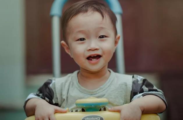 妈妈们|中国幼儿园门口是“睡衣妈妈”,日本幼儿园门口堪比“选美大赛”