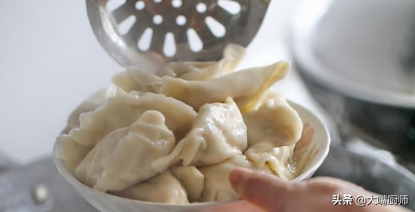 煮饺子要不要盖锅盖？什么时候盖？不懂的要看看，难怪总是煮破皮