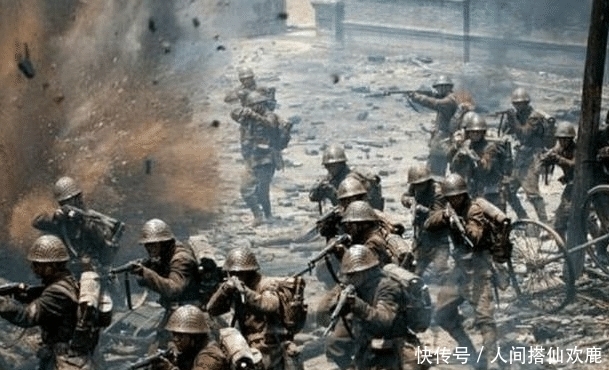 跳下去|电影八佰中抱着手榴弹跳下去的情节，感动了无数人，请问手榴弹为何不直接扔下去？