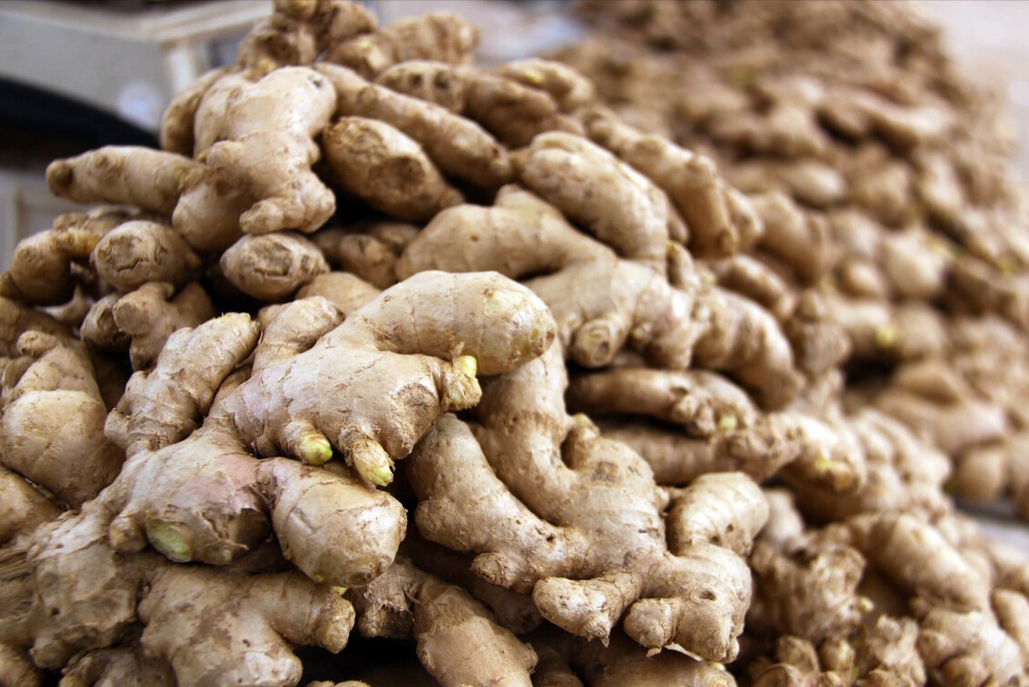 生姜吃不完，保存有难度，教你1个好方法，放半年都新鲜饱满