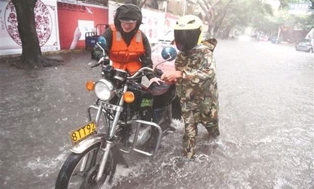 雨季来了 化油器摩托车能随便涉水 现在电喷摩托车行吗 快资讯
