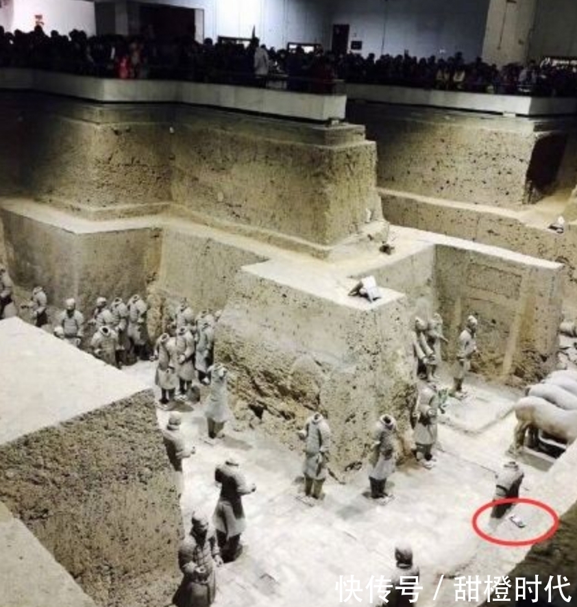 秦始皇陵|男子秦始皇陵游玩,手机不小心掉到坑里,导游一句话让他傻了