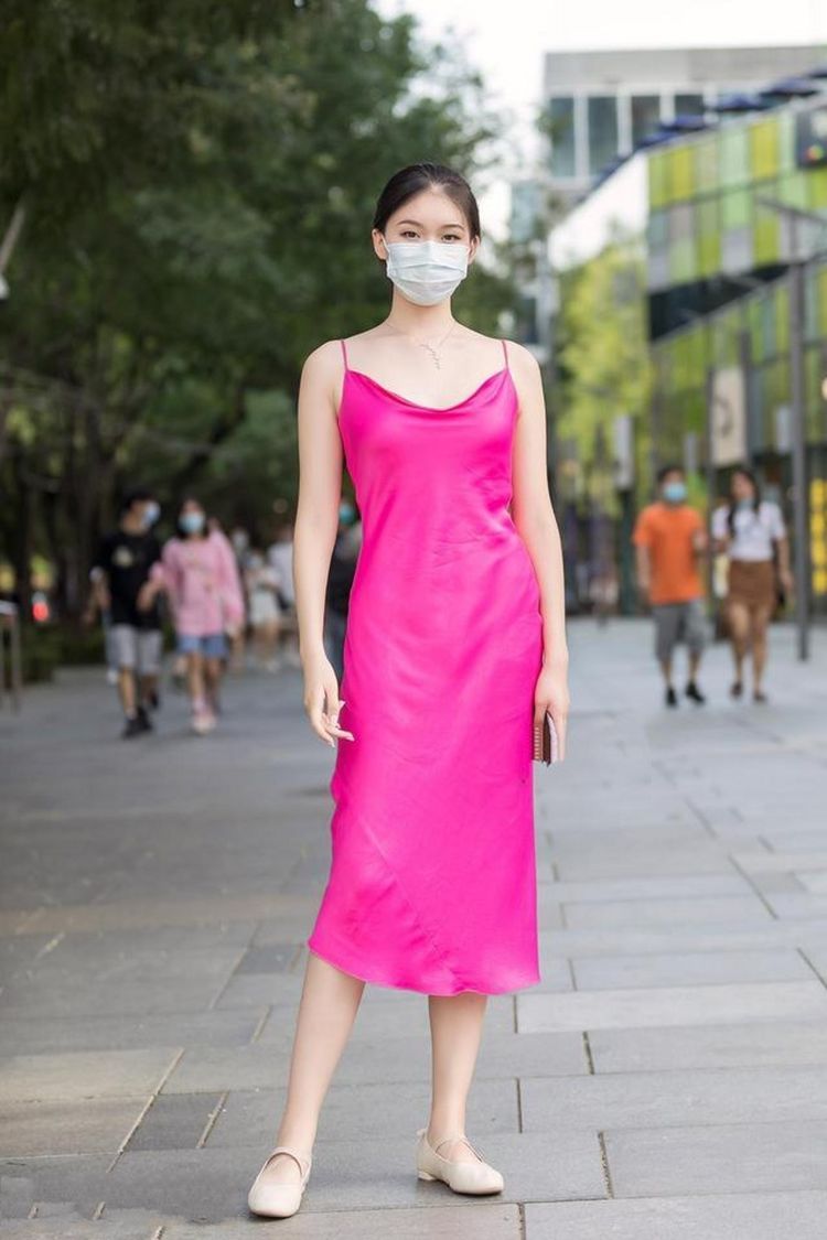 韵味|街拍时尚：女生穿搭高跟鞋，走路都变得韵味十足