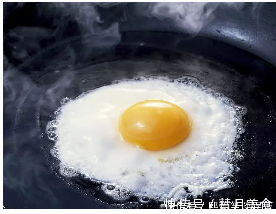 方便面|水煮荷包蛋，煮不圆还冒白沫，掌握这个小窍门，又圆又嫩不粘锅