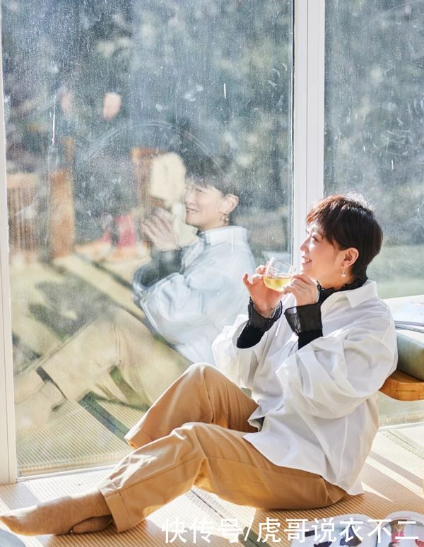 腹有诗书气自华,60岁退休教授的穿搭“火”了,优雅又有气质