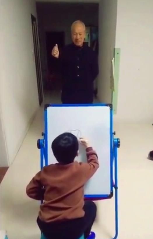 成品|孙子给爷爷画肖像,爷爷摆了半天的造型,看到成品后奶奶笑坏了