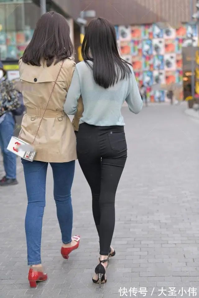 针织服 美女街拍:天蓝色针织服,搭配高跟鞋,轻柔明亮,尽显优雅气质