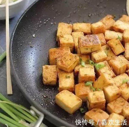 鸡蛋和豆腐在一起堪比大鱼大肉,营养好吃,妈妈们学起来