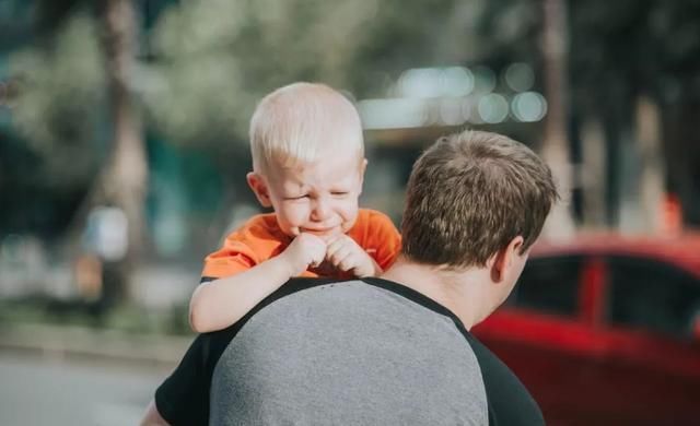 孩子又哭又闹不愿上学这4类童年情绪障碍,家长需要了解