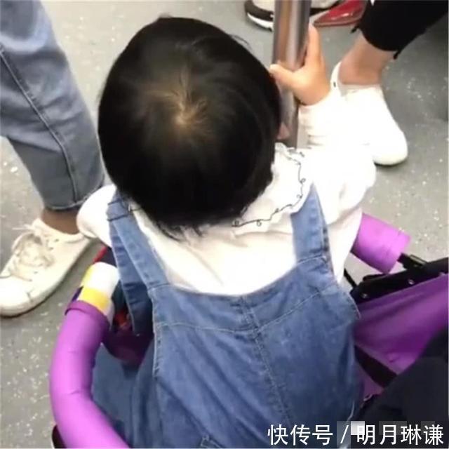 宝宝|地铁上,3岁宝宝盯着一个人看了20分钟,妈妈转头一看笑喷了
