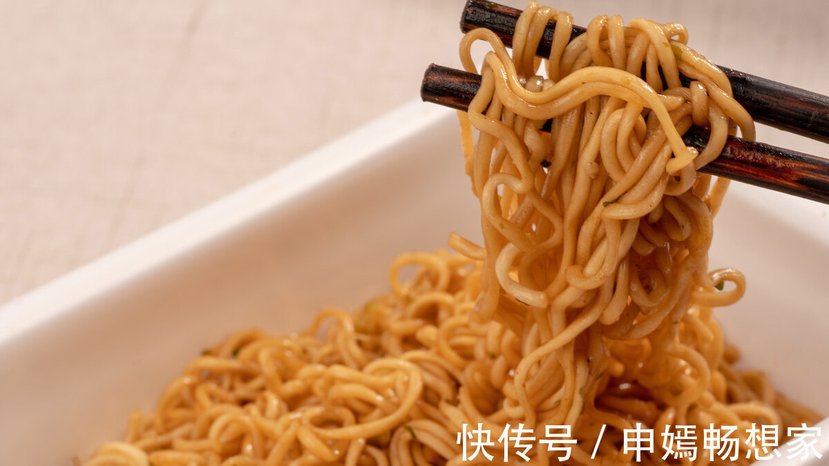 方便面|煮方便面时,直接放面饼,难怪又油又难吃,顺序搞对美味升级