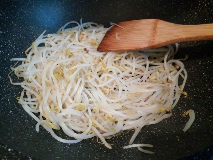 炒豆芽，不要直接下锅炒！少做这2步，豆芽出水不脆爽，还发黑