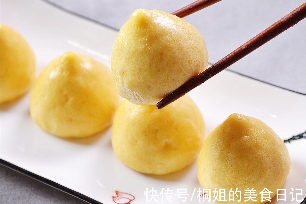 做玉米面窝头，只会放玉米面是大错，教你一招，松软香甜不噎人