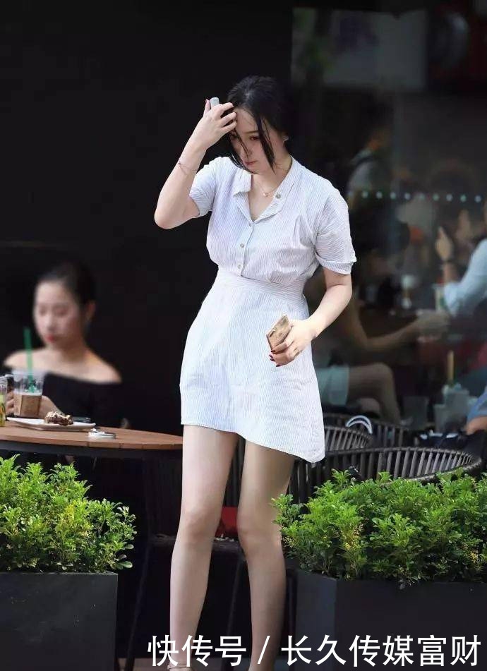 美女搭配一双黑色的高跟凉鞋,让整体的搭配气质更胜一筹