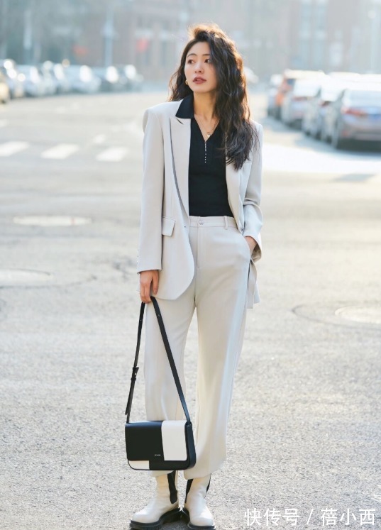 亮色系 “西装”别再搭配牛仔裤了,今年流行“成套穿”,简单大气有气场