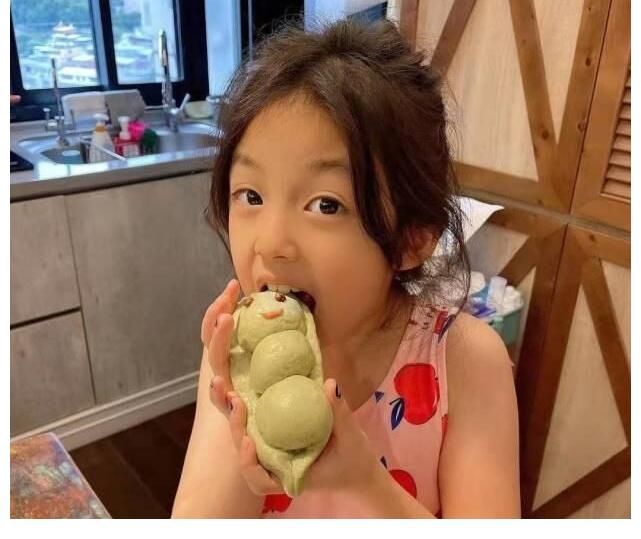 《爸爸5》重聚！吳尊一家四口回國，小泡芙變化大，嗯哼遺憾缺席