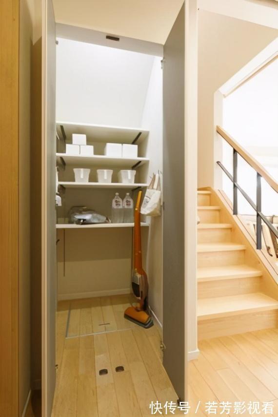 玻璃|谁想到楼梯下还能这么改？玻璃封成个“室内阳光房”，多5㎡收纳