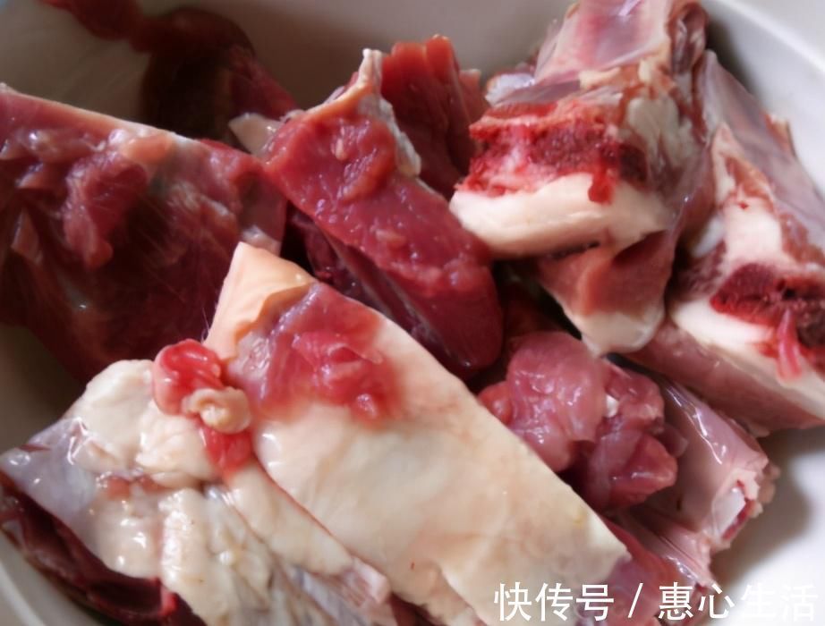 小窍门|炖羊肉时，牢记“1放2不做”窍门，羊肉汤香浓肉软烂，无膻味
