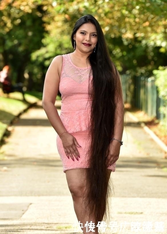 monik女子长达20年不剪头发,头发长16米,洗一次头要花4个小时