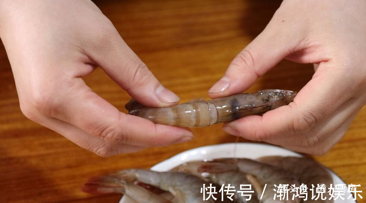 饺子皮|饺子皮别只会包饺子,教你做韭菜小笼包,不用揉面,不用发酵