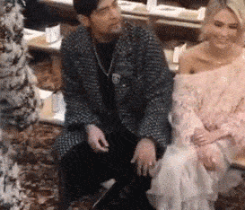 |搞笑GIF:一桌子女的没一个男的漂亮, 确实挺尴尬!